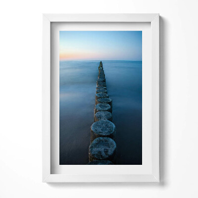 Tablou rama decorativ Stâlpi de lemn în mare