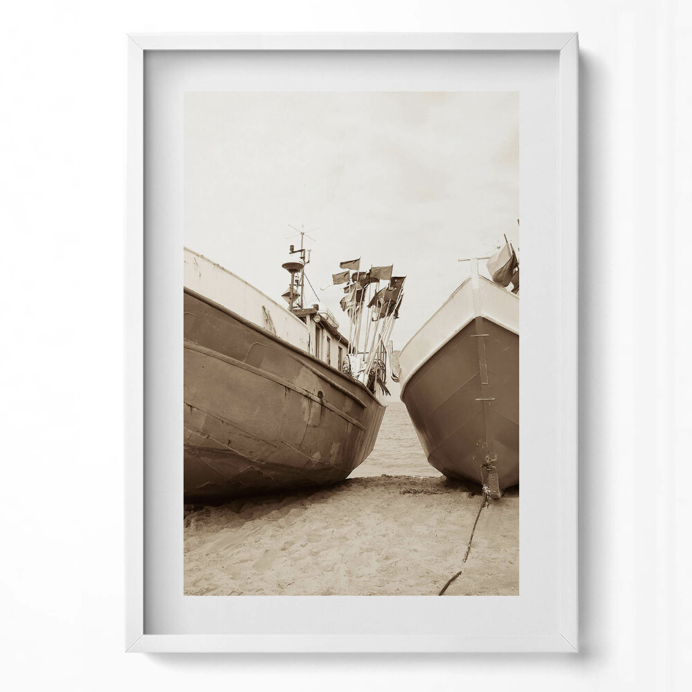 Tablou rama modern Două bărci pe plajă - sepia