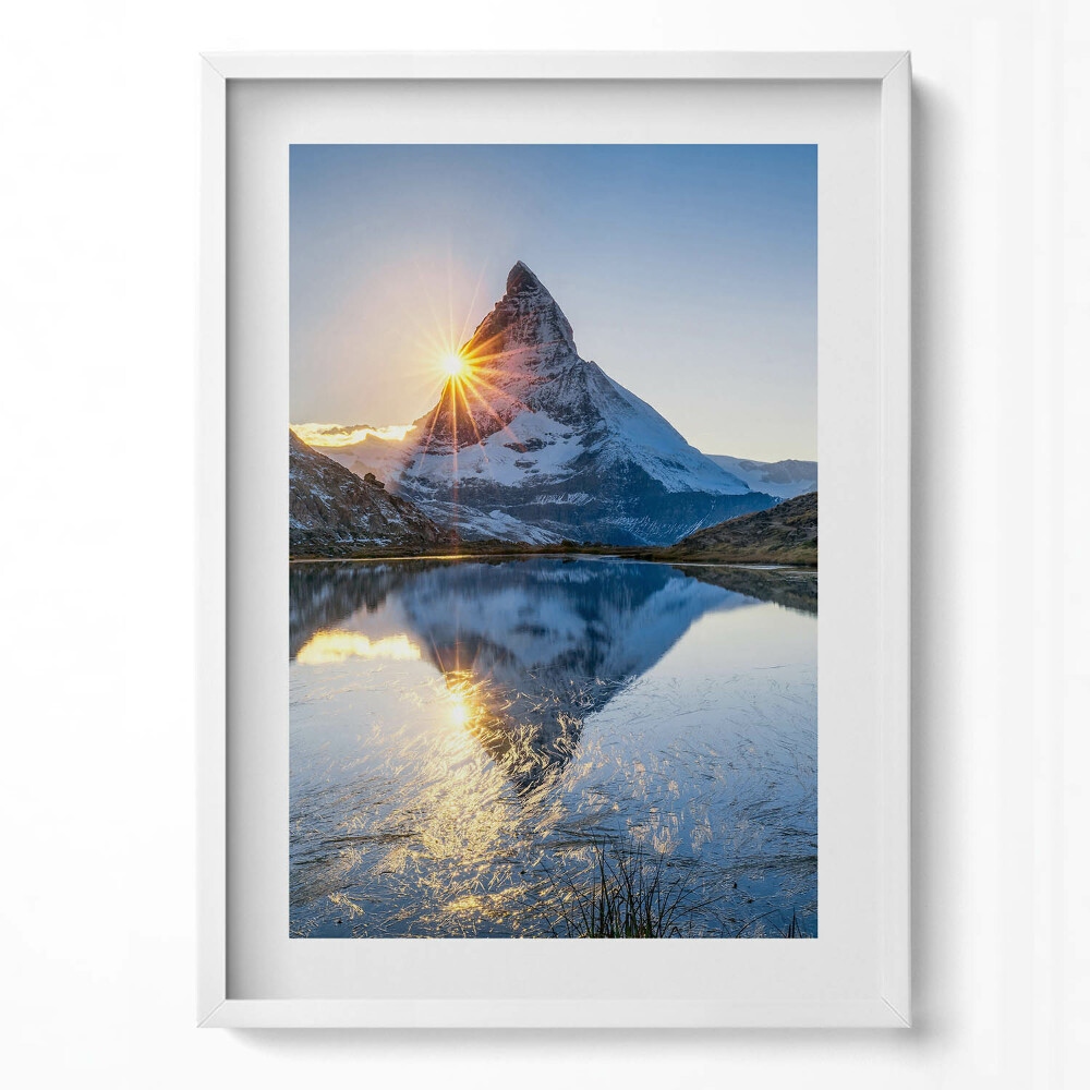 Tablou living cu rama modern Peisaj al unui munte singuratic și al soarelui