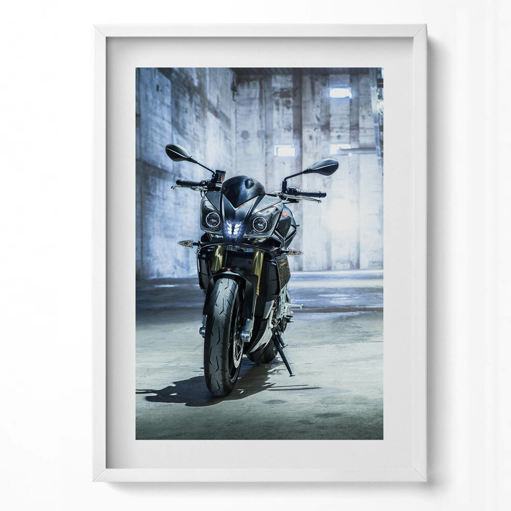 Tablou rama modern O motocicletă într-o alee betonată a orașului