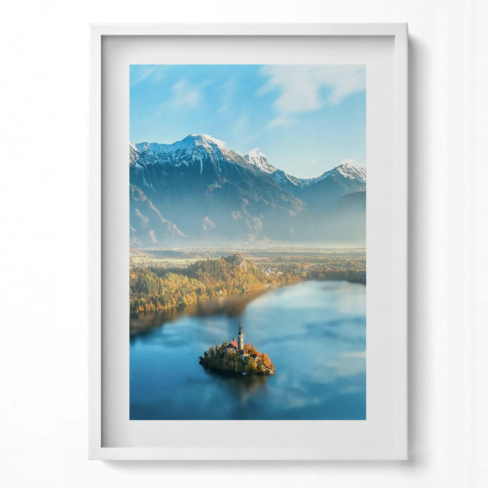 Tablou rama modern Clădire pe un lac în munți