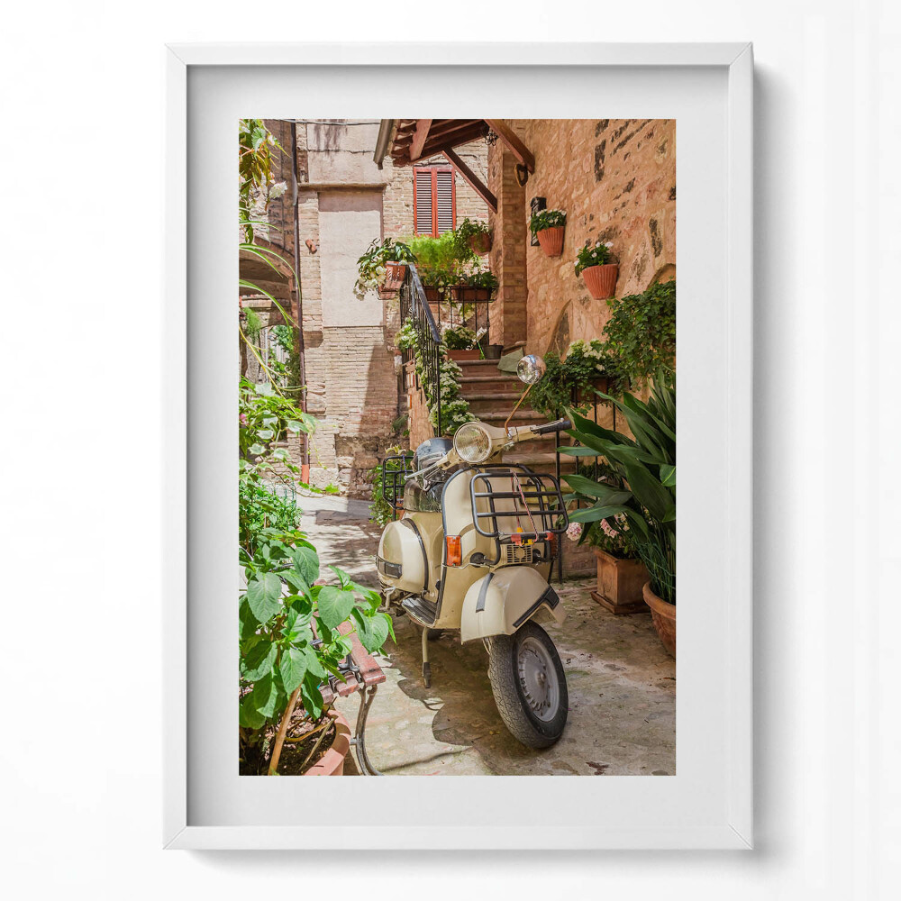 Tablou living cu rama modern O motocicletă pe o stradă italiană