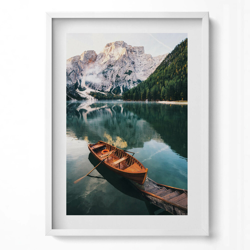 Tablou living cu rama modern Peisaj cu o barcă pe un lac în munți