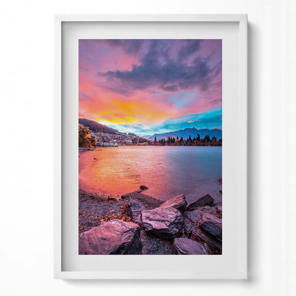 Tablou rama modern Peisaj al unui oraș în munți la apus