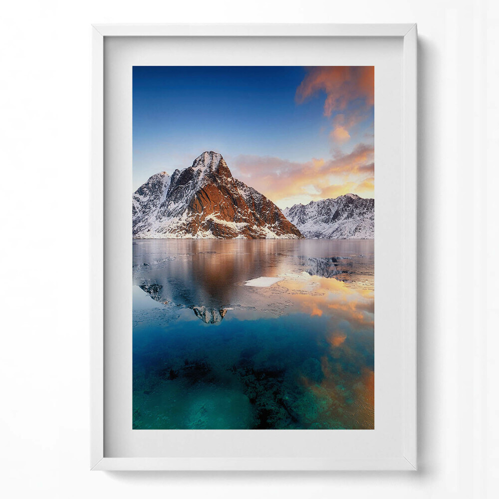 Tablou living cu rama modern Peisaj frumos cu apă și munți seara