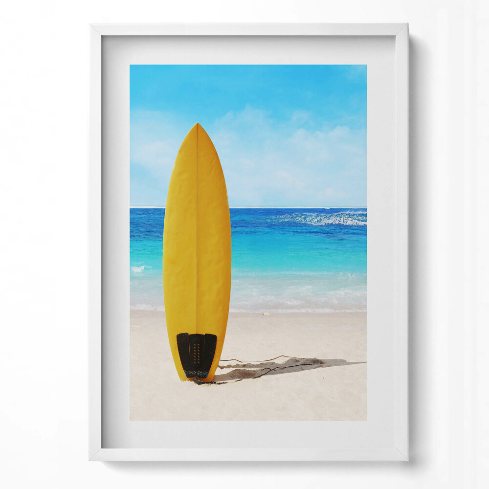 Tablou rama modern Placă de surf galbenă pe plajă cu marea în fundal