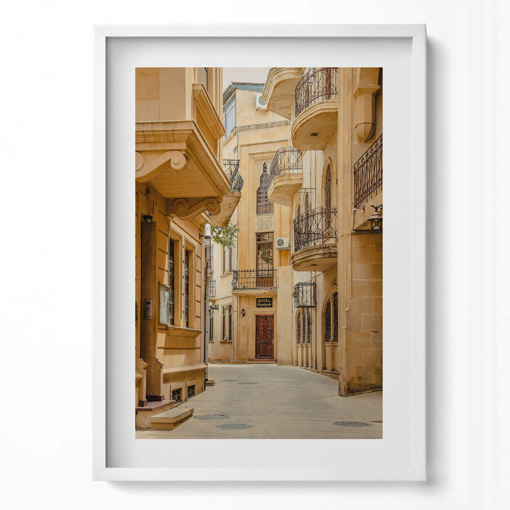 Tablou rama modern O stradă îngustă printre clădiri