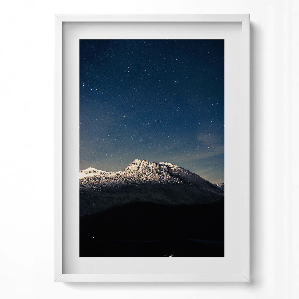 Tablou living cu rama modern Peisaj al unui munte pe fundalul cerului înstelat