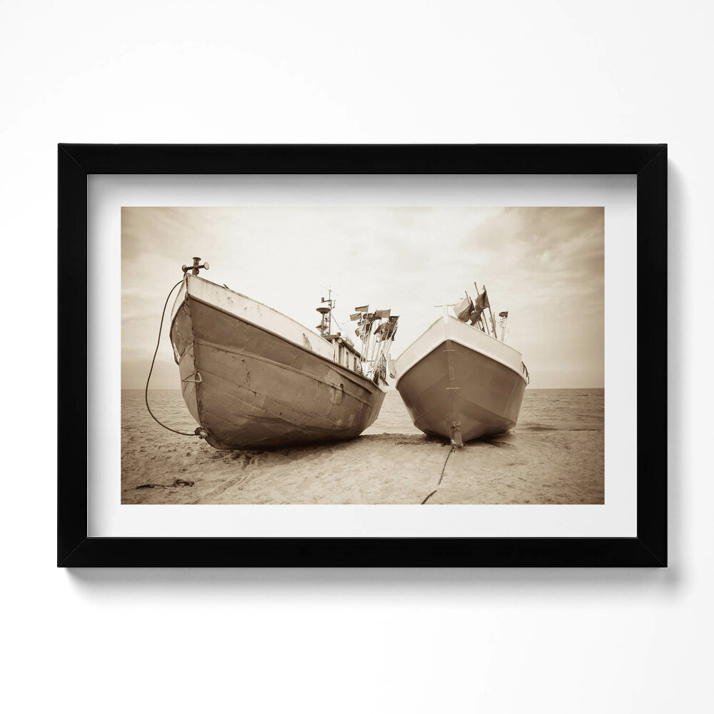 Tablou rama original Două bărci pe plajă - sepia