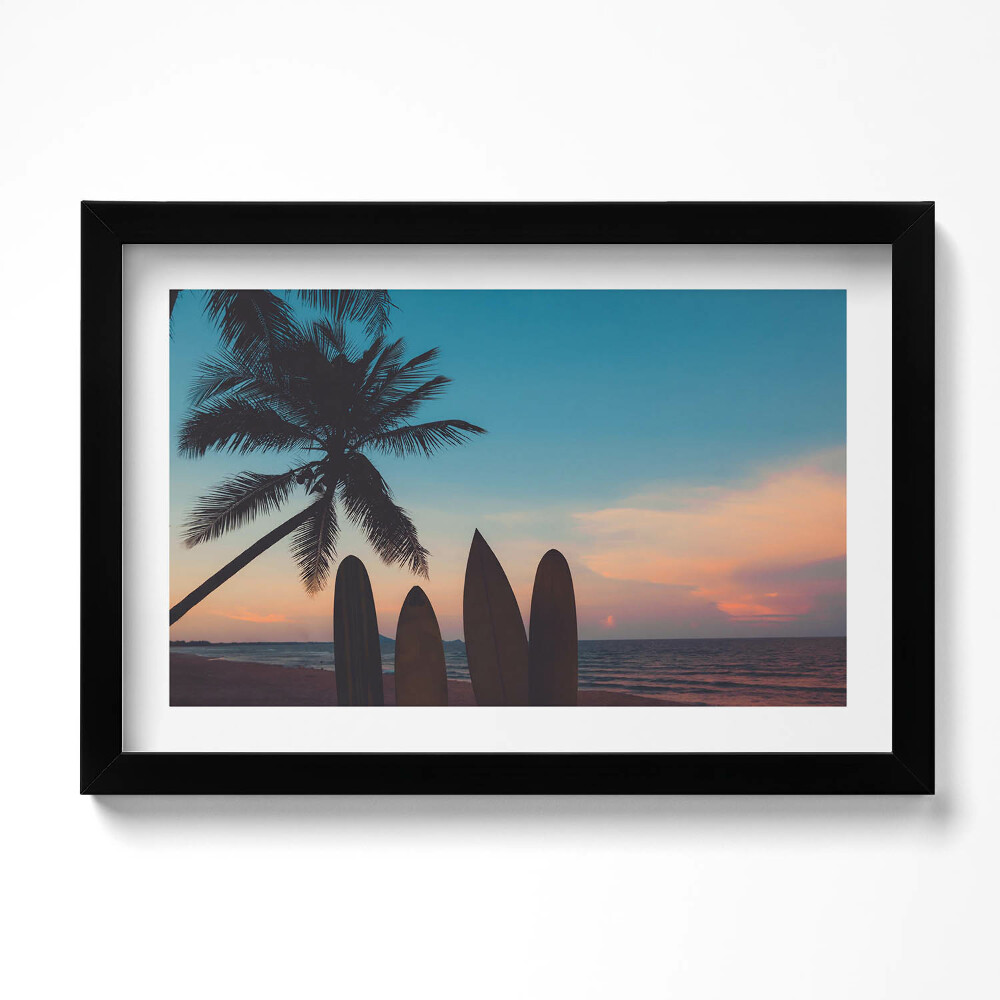 Tablou living cu rama original Surfing pe o plajă tropicală