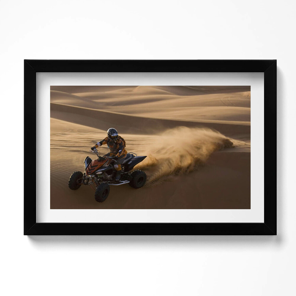 Tablou living cu rama original Plimbare cu ATV-ul în deșert