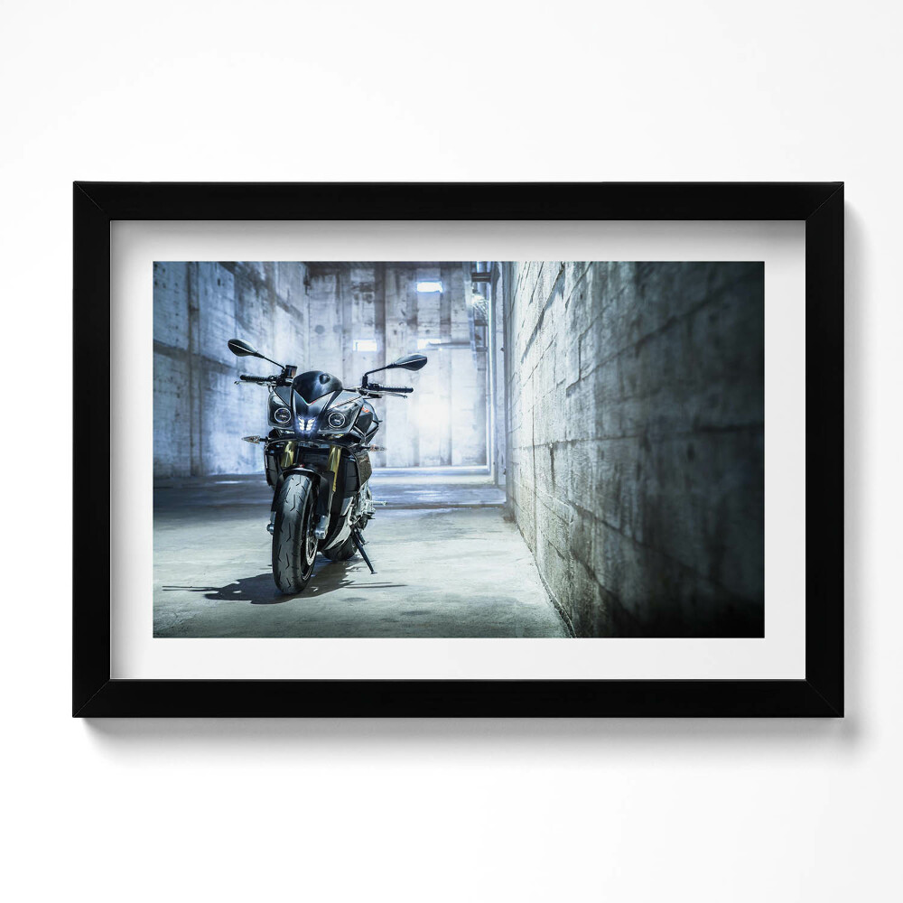 Tablou living cu rama original O motocicletă într-o alee betonată a orașului