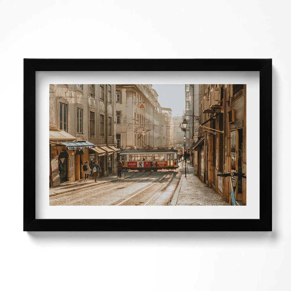 Tablou living cu rama original Vedere a Lisabonei și a tramvaiului
