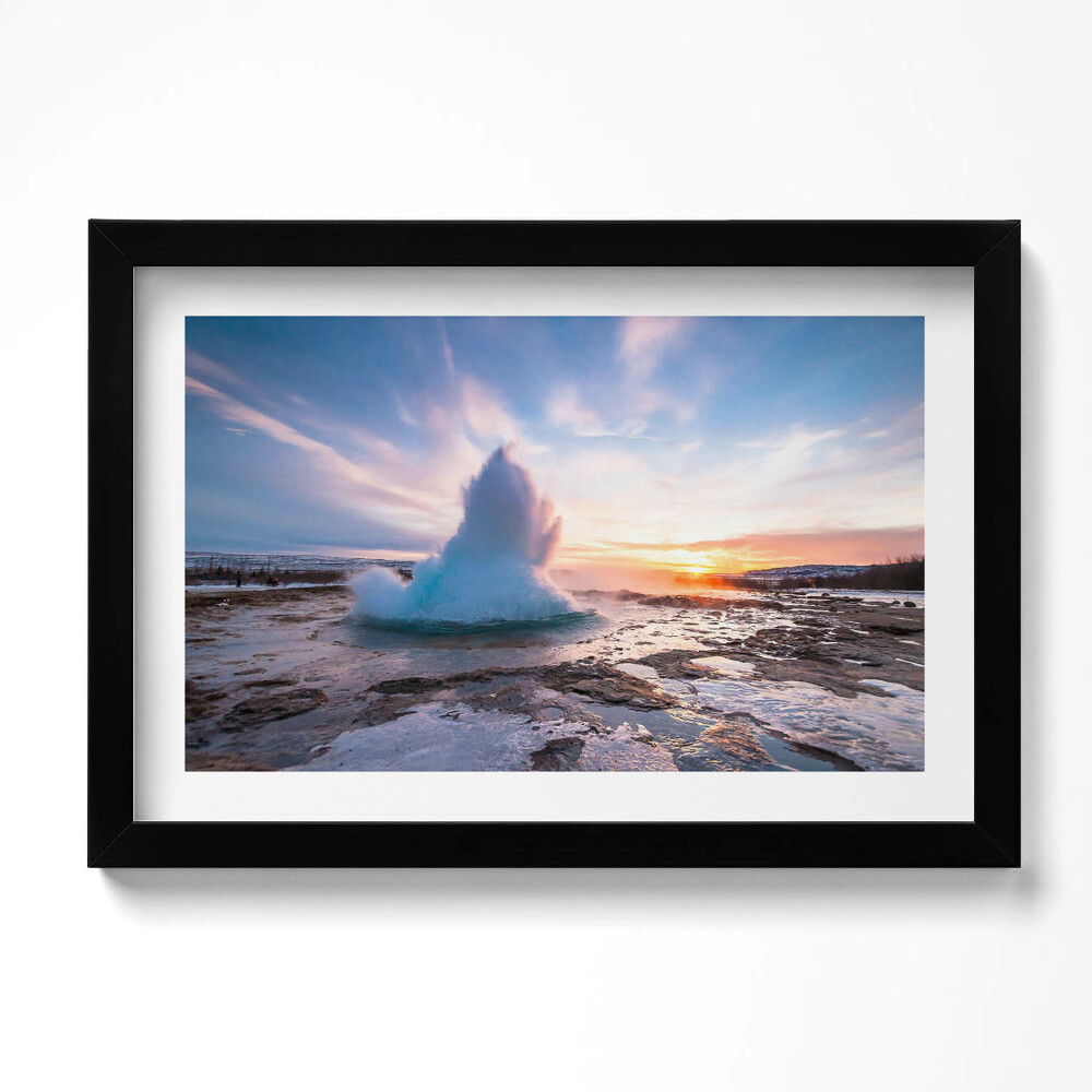 Tablou living cu rama original Gheizerul de pe insula Islanda