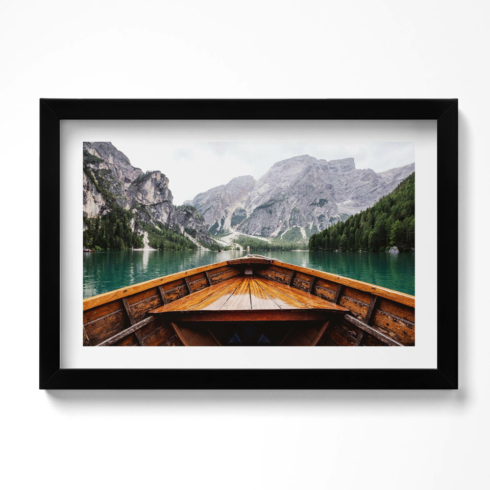 Tablou living cu rama original O barcă pe un lac de munte