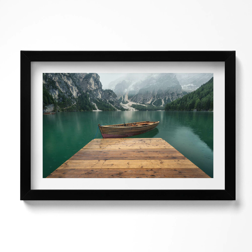 Tablou rama original Peisaj - dig, barcă, lac, păduri și munți