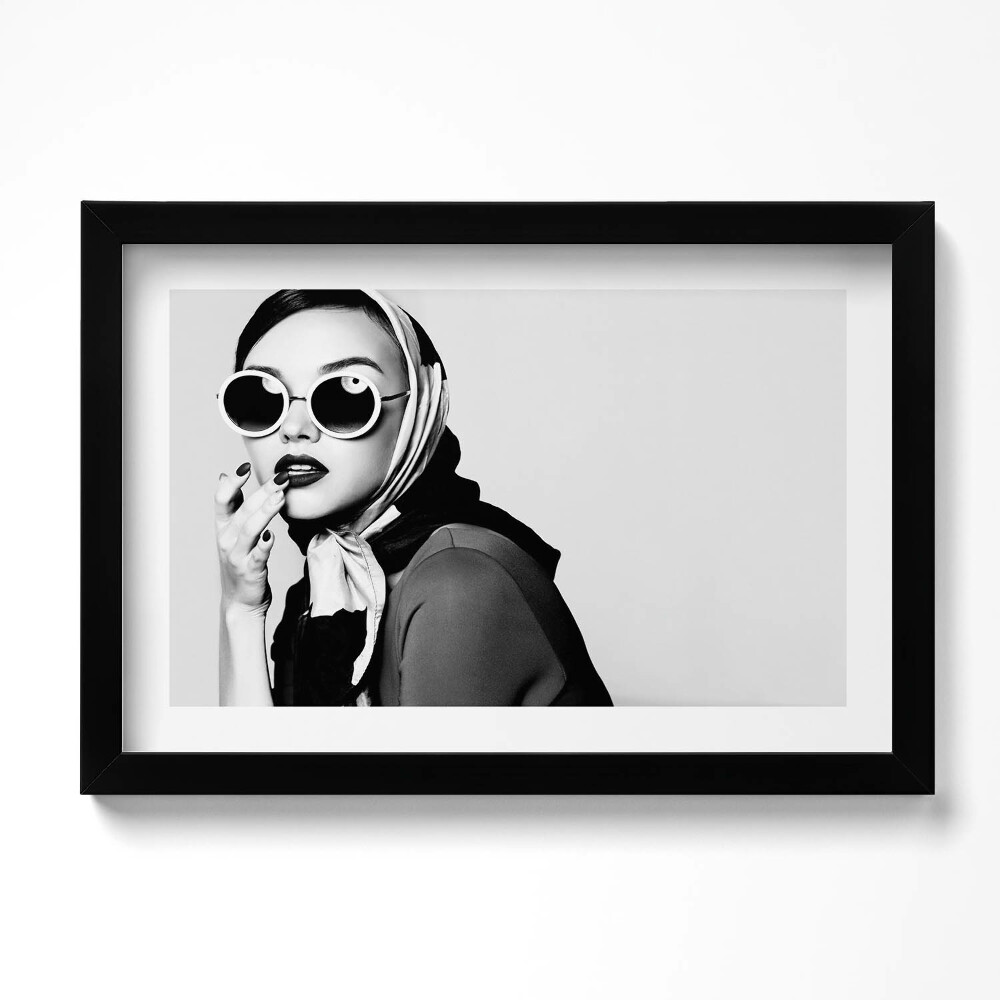 Tablou living cu rama original Portret alb-negru al unei femei într-un stil glamour