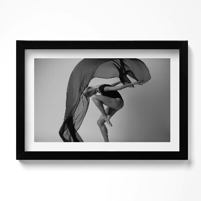 Tablou rama original O fotografie cu o dansatoare care dansează