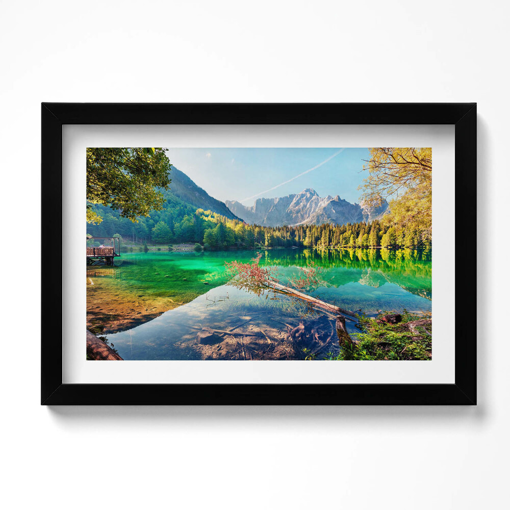 Tablou living cu rama original Peisaj al unui lac de munte printre copaci