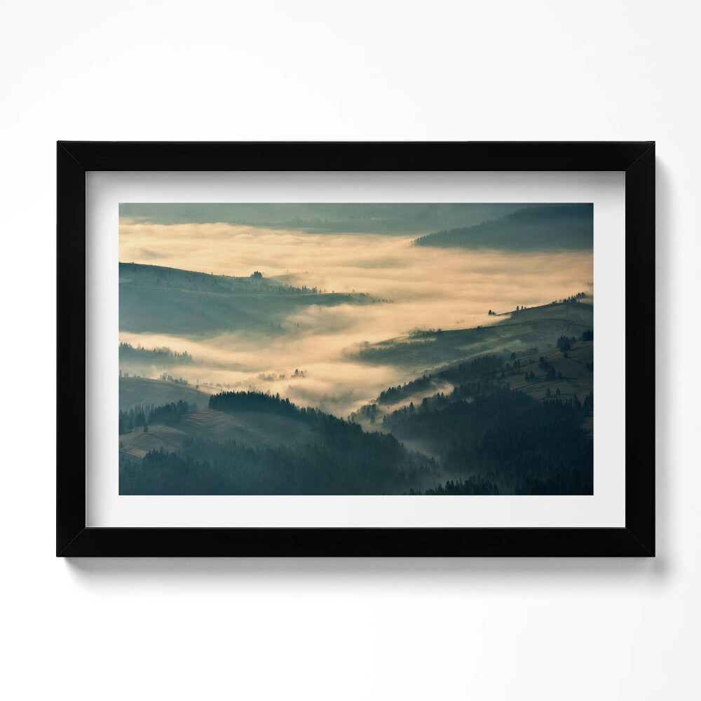 Tablou living cu rama original Peisaj montan cu păduri în ceață