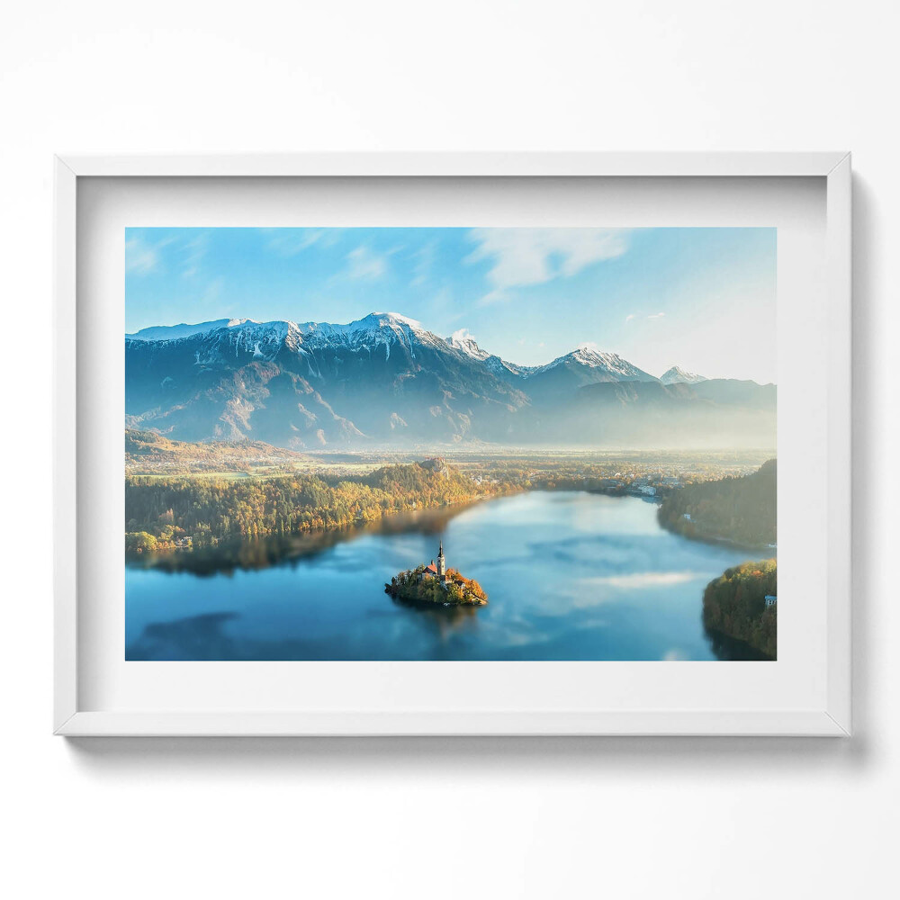 Tablou rama excepţional Clădire pe un lac în munți