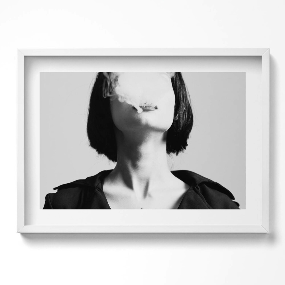 Tablou rama excepţional Portretul misterios al unei femei fumătoare