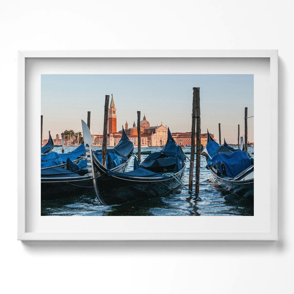 Tablou living cu rama excepţional Gondole venețiene pe apă, Italia