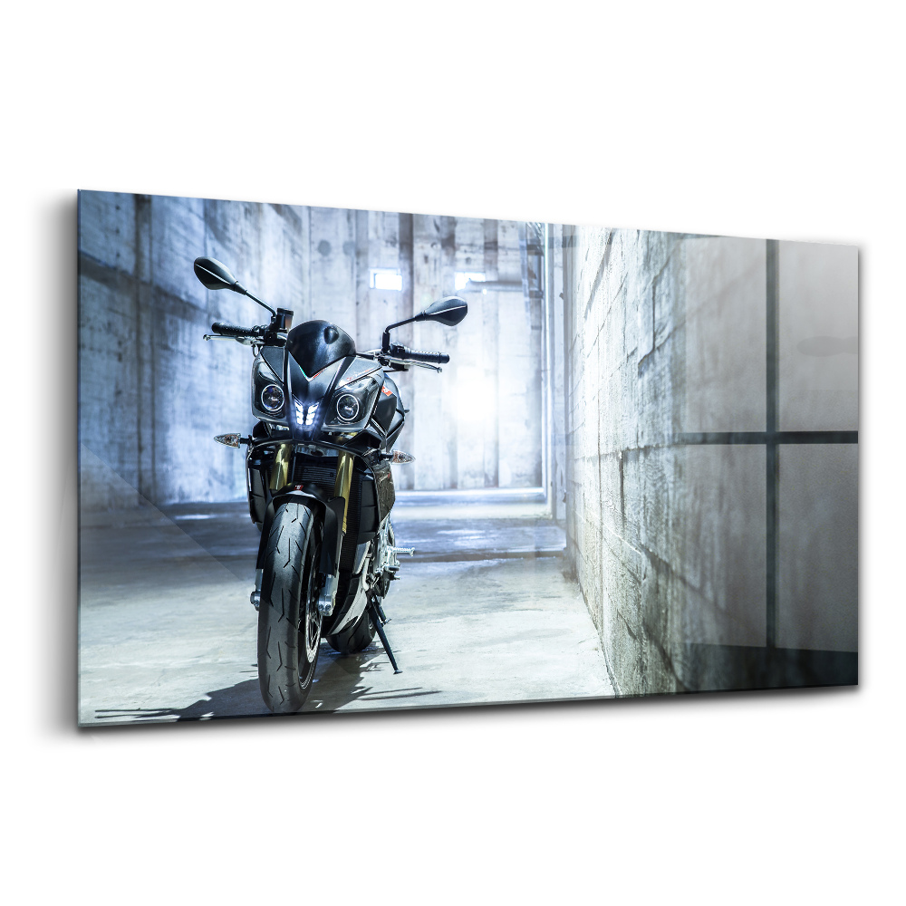 Tablou sticlă O motocicletă într-o alee betonată a orașului