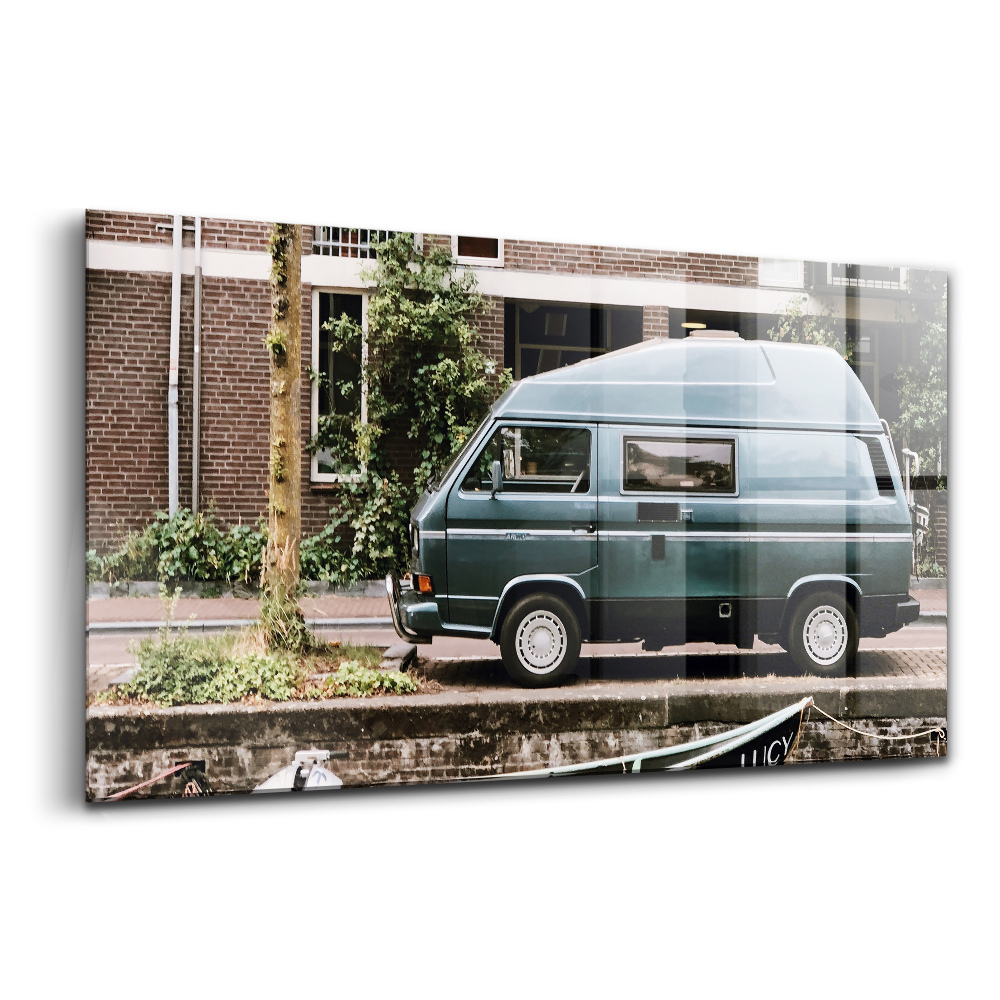 Tablou de sticlă Furgonetă lângă clădirile din cărămidă