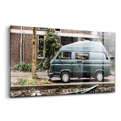 Tablou de sticlă Furgonetă lângă clădirile din cărămidă