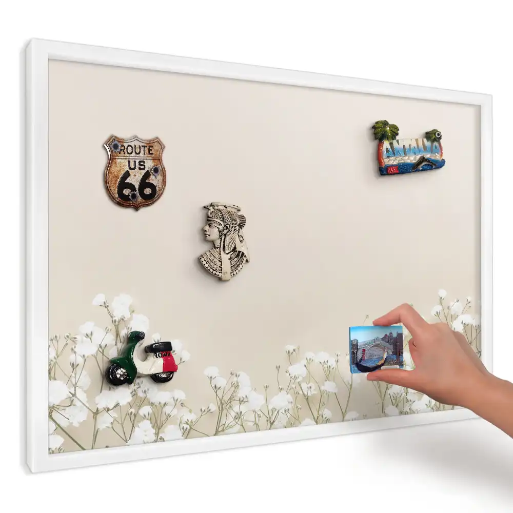Panou magnetic decorativ cu model flori albe pe fundal bej
