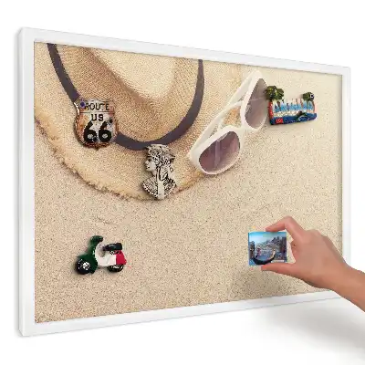 Panou magnetic decorativ de perete cu pălărie și ochelari pe nisip