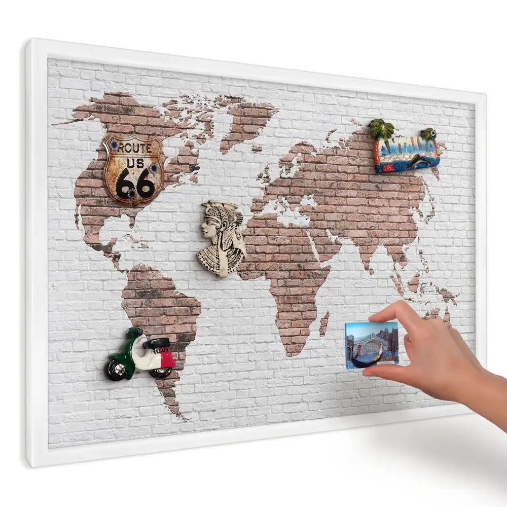 Panou decorativ magnetic cu hartă pe zid de cărămidă