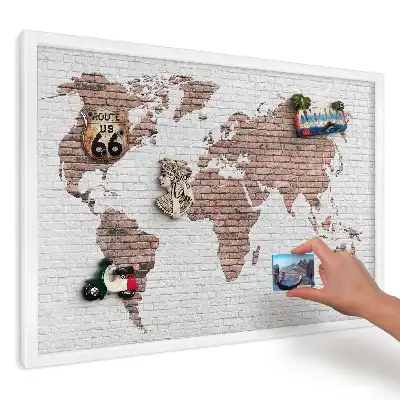 Panou decorativ magnetic cu hartă pe zid de cărămidă