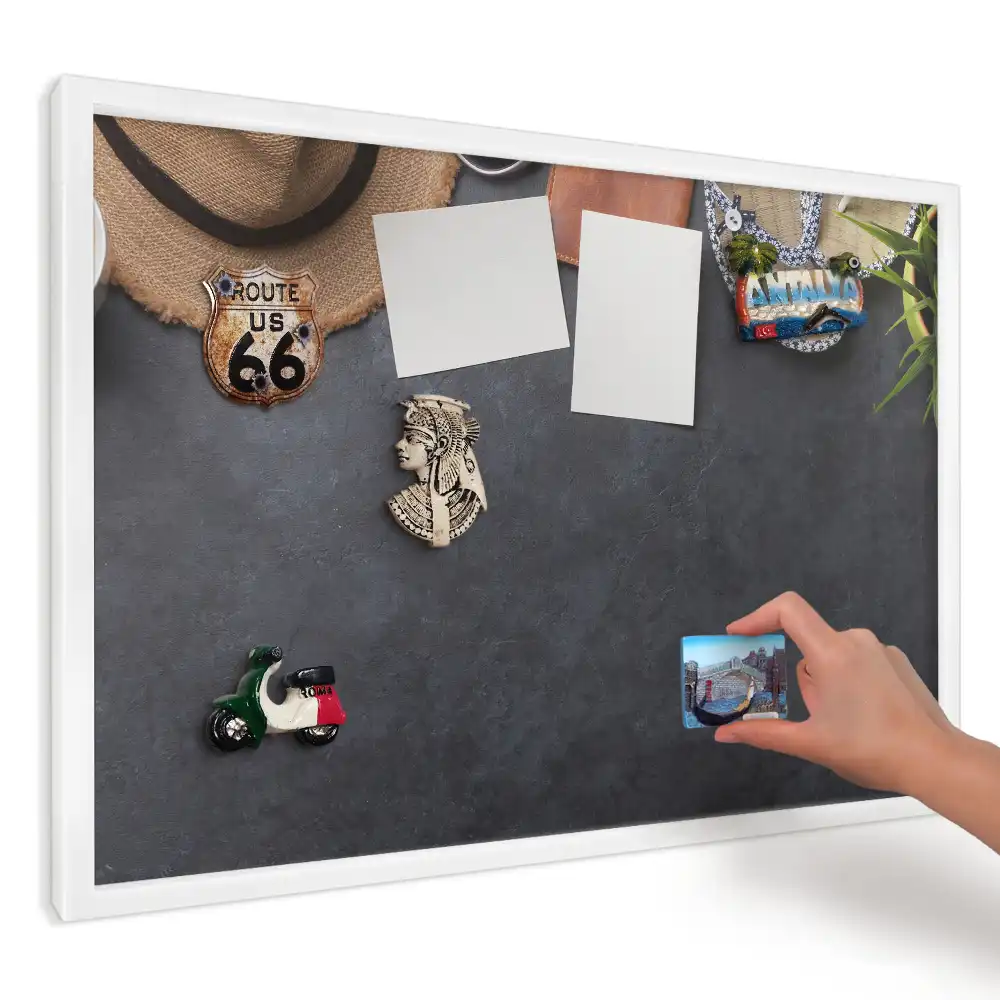 Panou magnetic decorativ cu design Accesorii de vară pe fundal întunecat