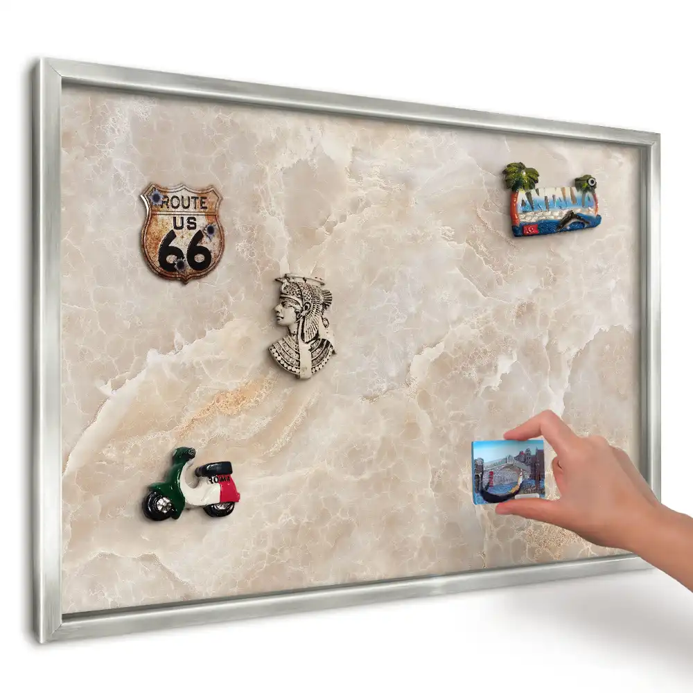 Panou magnetic înrămat cu design texturat în nuanțe cremoase