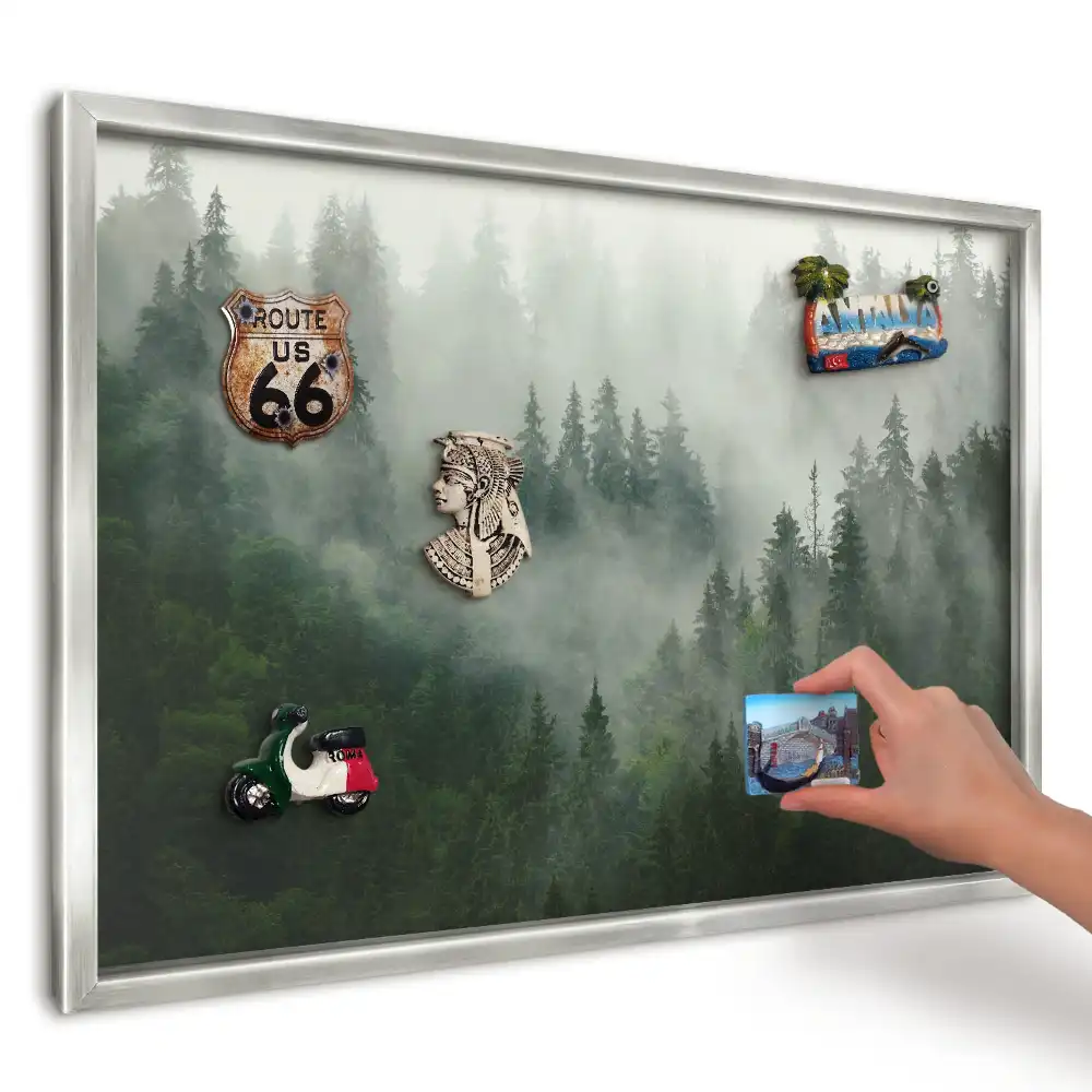Panou magnetic înrămat cu model de pădure verde și cețoasă