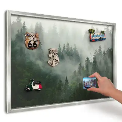 Panou magnetic înrămat cu model de pădure verde și cețoasă