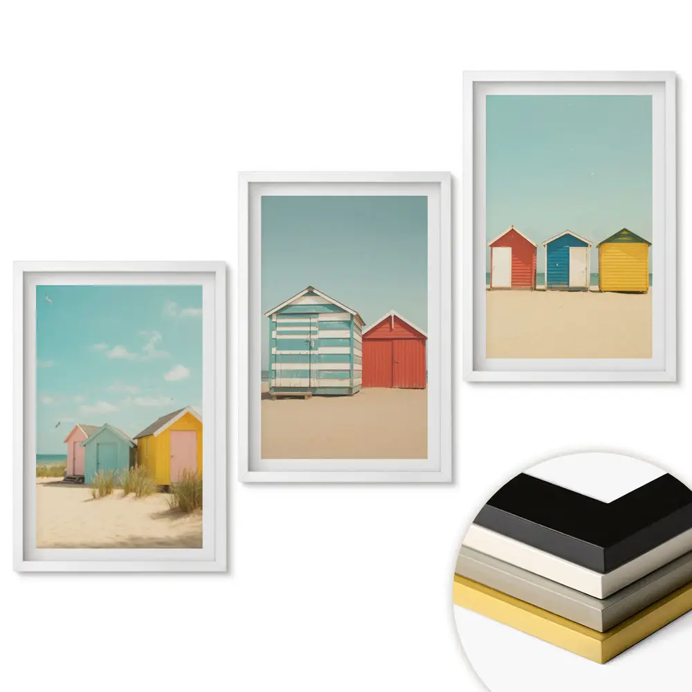 Set de tablouri pentru living cu case colorate pe plajă la soare